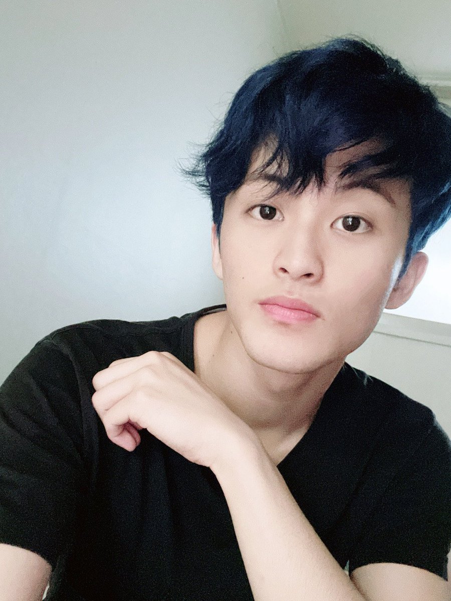 Dilah20097201's tweet photo. My boyfriend blue hair😘😘😍😍
#MarkBLUE :) https://t.co/GHHplepx8a