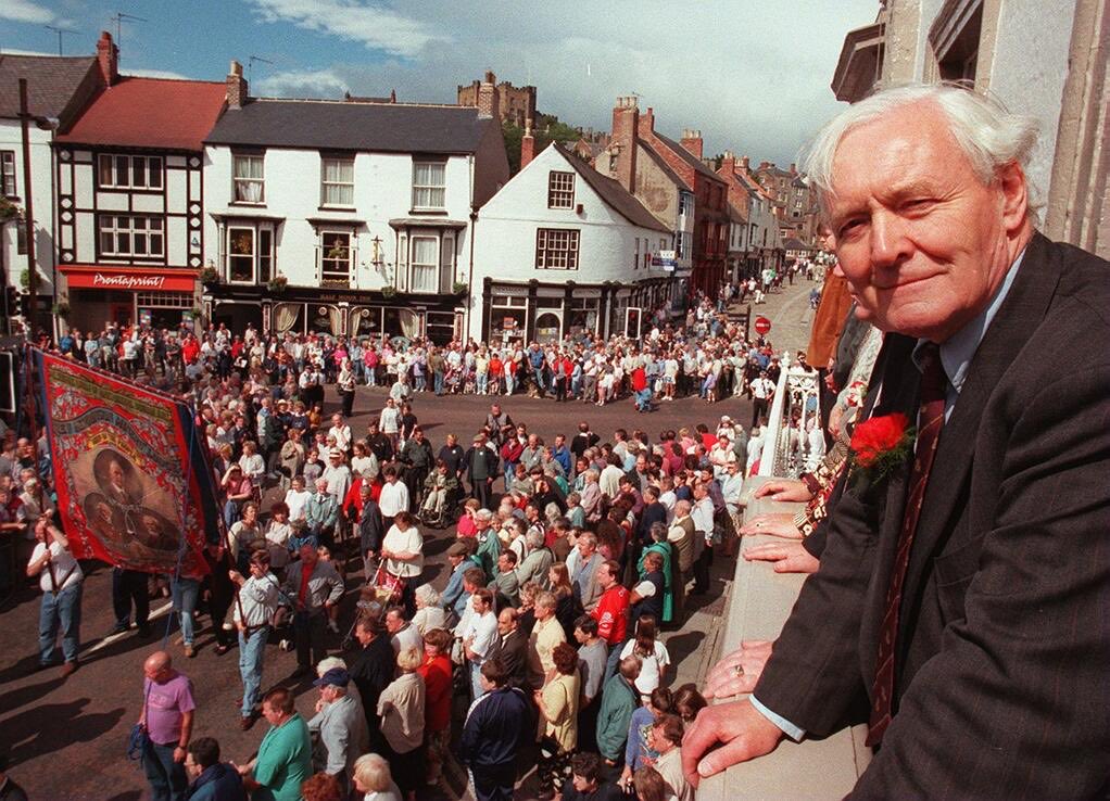 DurhamGala's tweet photo. The great Tony Benn was born #OnThisDay in 1925. He spoke at the #DurhamMinersGala more than anyone in its 150-year history. First elected to speak in 1962, the returned to Durham on the second Saturday in July for the rest of his life. (1/2) https://t.co/ejOviCPybb