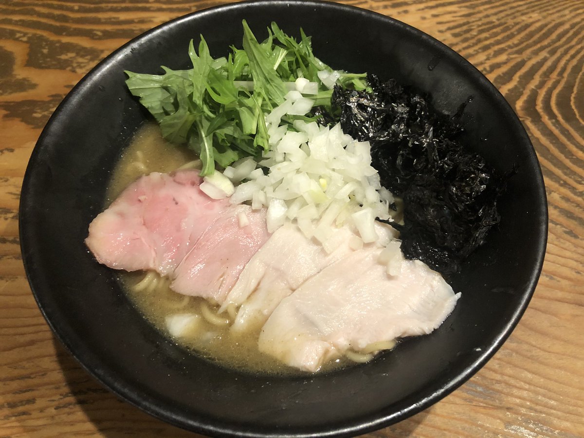 IMY_futakuchi's tweet photo. 極濃鬼煮干そば🌸🌊

煮干しの旨味風味がギューっと詰まったこの一杯。

豚肩ロース肉と鷄ムネ肉、2種のレアチャーシューが乗っててめちゃくちゃ嬉しい〜✨

この春一押しの煮干しそば。期間限定メニューとなっております。ぜひぜひご堪能くださいませ♪

ご来店心よりお待ちしております！！ https://t.co/pNuzHASa17
