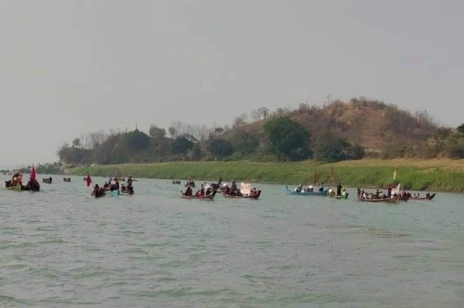 Images of people protesting against Coup in different ways despite violent crackdowns. People from Aunglan township march a strike against regime by boats this morning on Apr 3.

#Apr3Coup
#WhatsHappeningInMyanmar