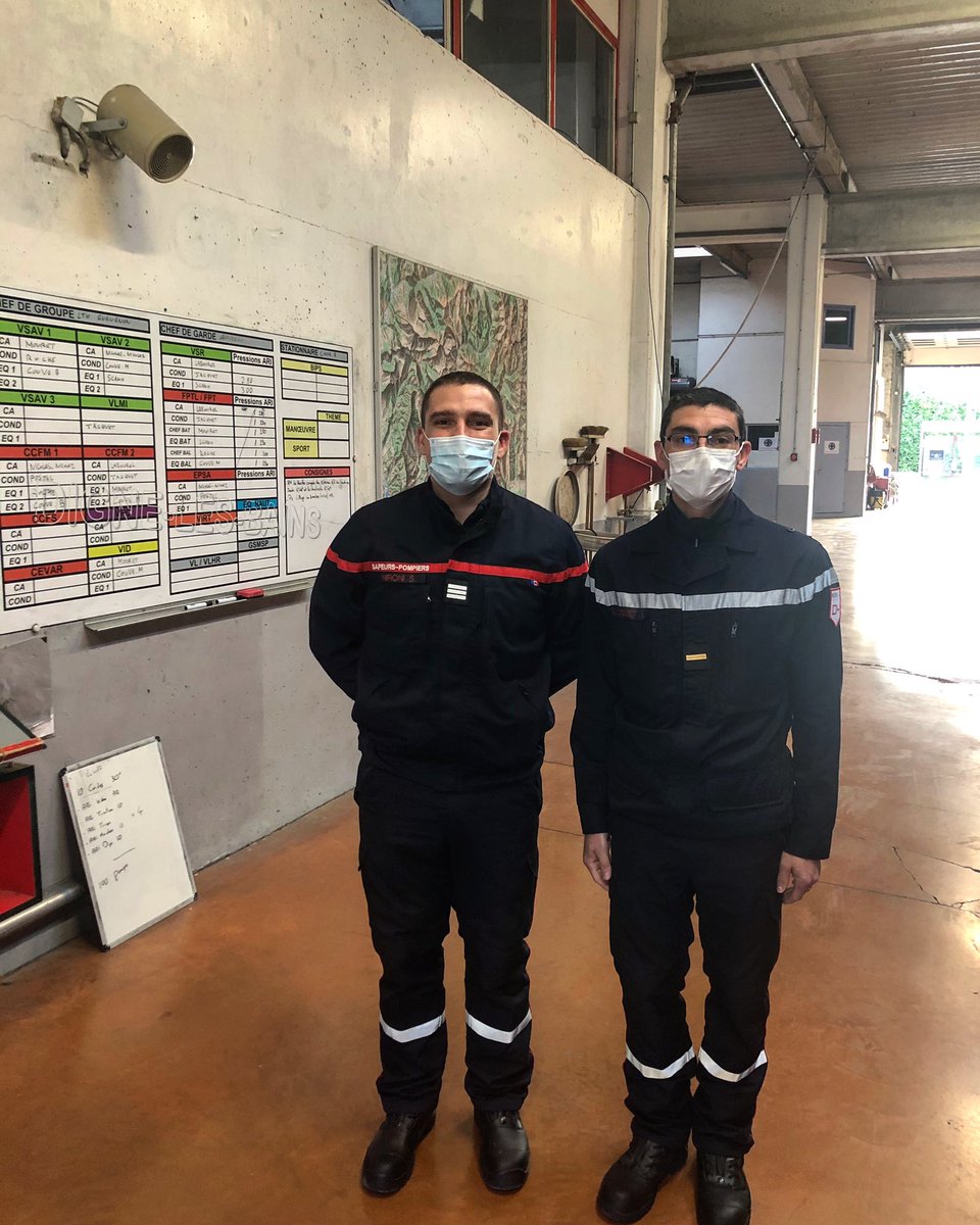 PompiersDigne's tweet photo. #Avancement 
Aujourd’hui, lors de la prise de garde de l’équipe 1, le SCH Laurent JACQUET a été promu au grade d’adjudant par le CNE Stéphane NIRONI, chef de centre de #Dignelesbains. Il va pouvoir désormais occuper les fonctions de “SOG” (sous officier de garde).
Félicitations! https://t.co/er3aQsyWzD