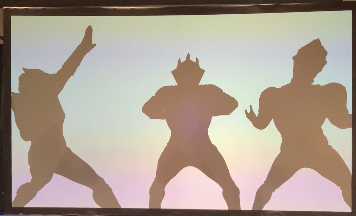 ターナ En Twitter 登場前の影演出 3つの影がジャンプしてきて着地 ポーズを決める