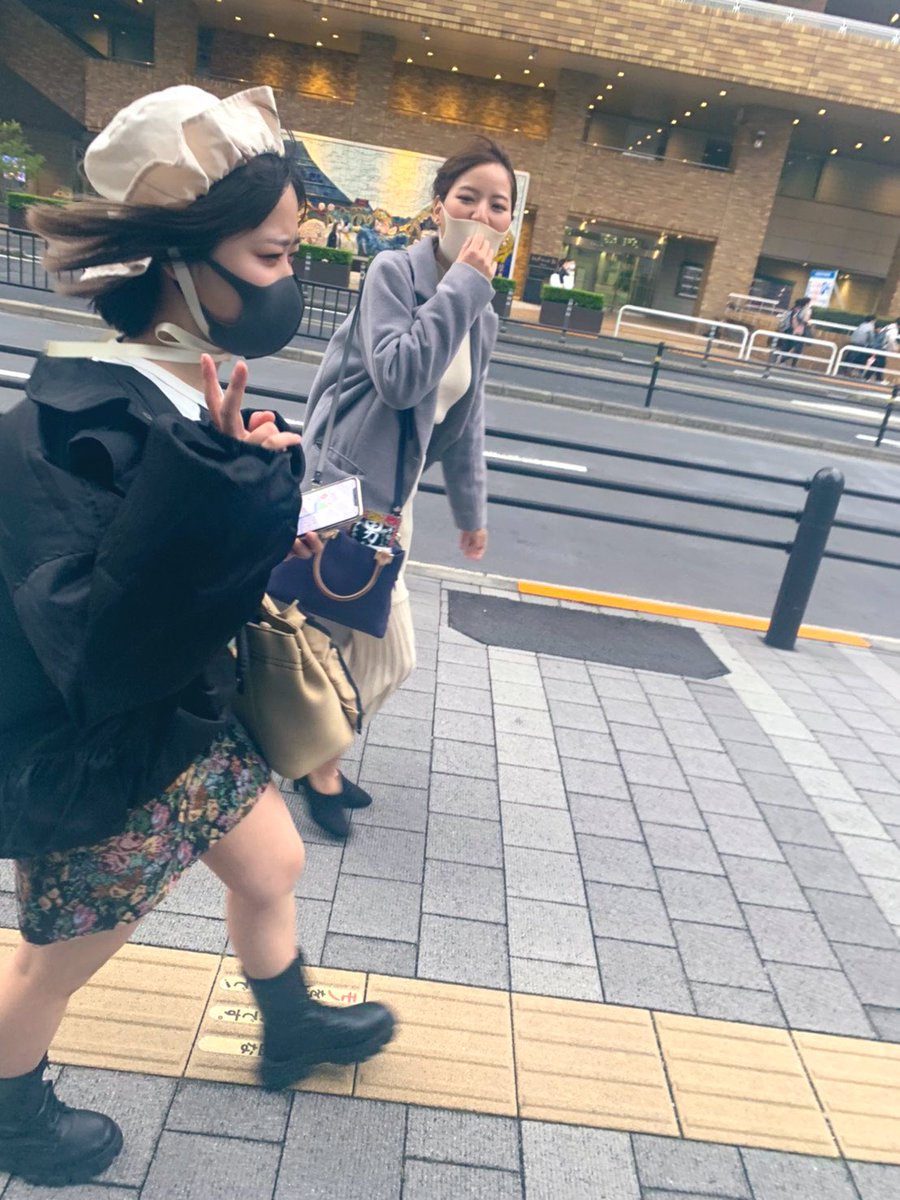 ﾁかげ 赤ちゃんみたいな帽子かぶってる時に前からすごい風吹いてきてひまわりみたいになってるおれ と おはち この写真ほんまにすき