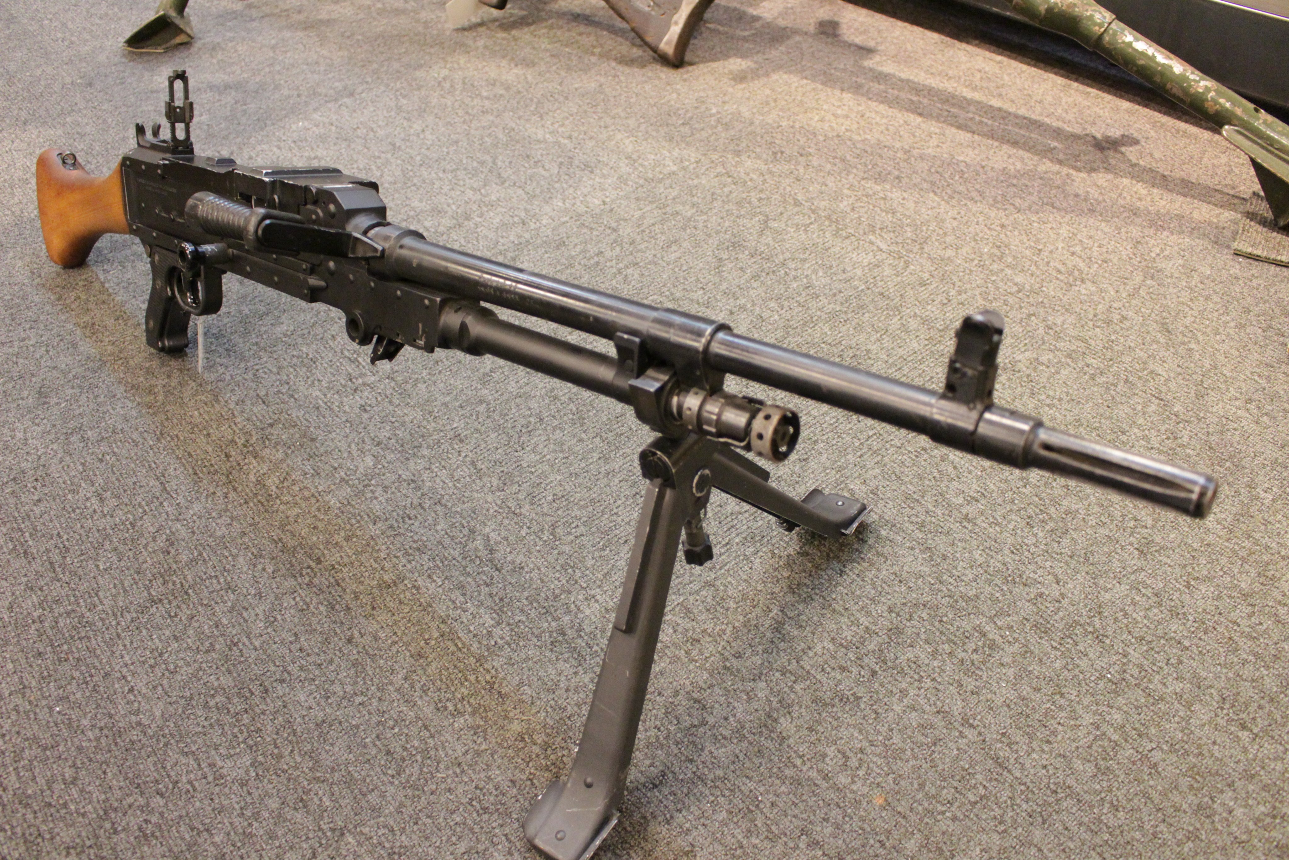 シカゴレジメンタルス 公式 Fn Mag 汎用機関銃 です Barのロッキング システムを基にしていますが ベルト給弾機構はmg42を参考にしているためか どこか似ている気がします 無骨な本体とは対照的に ストックが木製なのも味があって良いですね