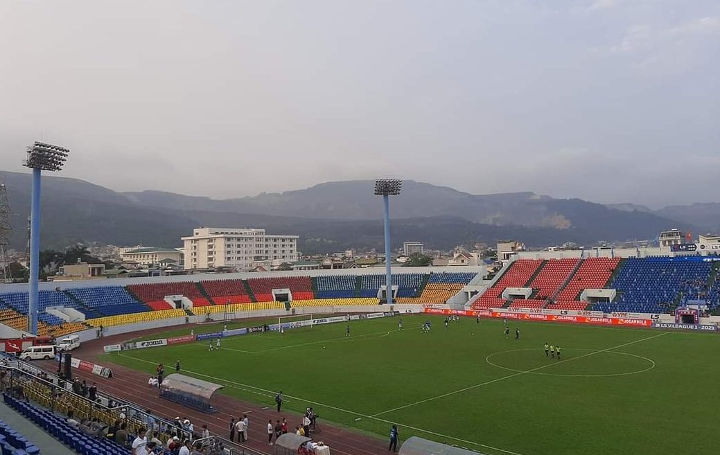 Cam Pha Stadium: Beautiful setting for an evening of Bóng Đá.
- Quảng Ninh v Bình Dương
#vleague1