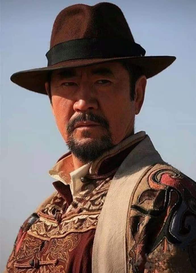 Чингис хаанд тоглосон ӨМӨЗО-ны жүжигчин Баасанжав: 
Би архи ууж болохгүй, гудамжинд  хүнтэй маргаж болохгүй, агсам согтуу хийж явж болохгүй, ард түмэн Чингис хаан ингэж явна тэгж явна гэж хэлэхвий гэж айдаг. Ийм учир би архи амсдаггүй хэмээжээ.