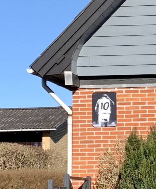 Påskeferien afslører klassisk 84 merchandis i Handbjerg og Hjørring. Hus nr. 10 på Fresiavej tager prisen som mest mest trofaste fan! <a href="/PePreben/">Preben Elkjær</a> <a href="/dbulandshold/">Fodboldlandsholdene 🇩🇰</a>