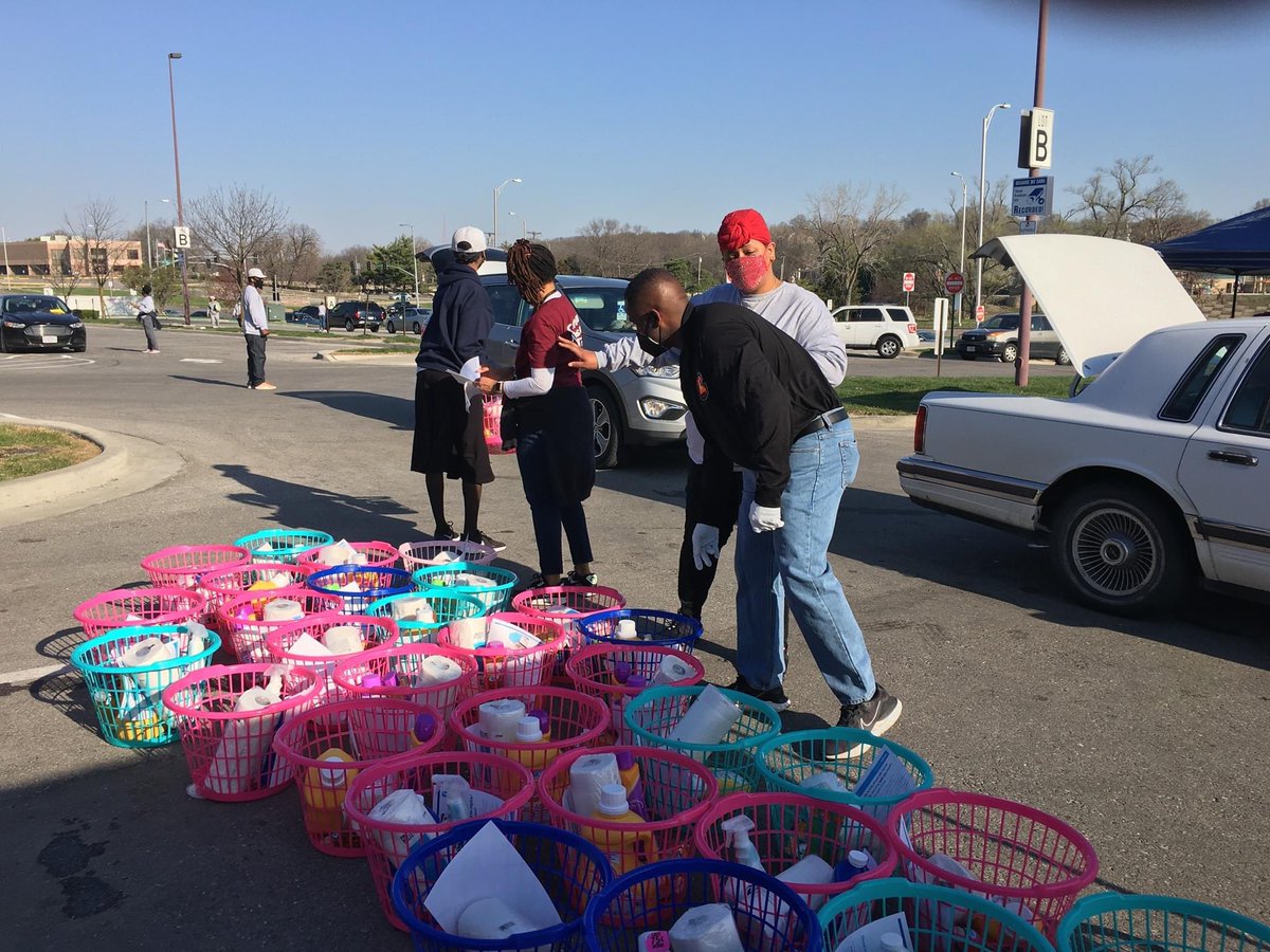 SwopeHealth's tweet image. A big thank you to all of our volunteers helping distribute essential items to families in need! We couldn't do it without you. 

#swopehealth #firstsaturdays #essentialitems #familyessentials