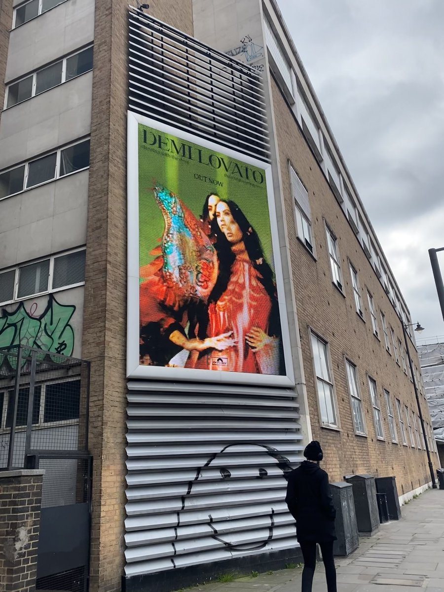 infodlbr's tweet photo. Cartaz do álbum “Dancing with the Devil...The Art Of Starting Over” em Londres. #DWTDTAOSO https://t.co/k2IgR1VxCt