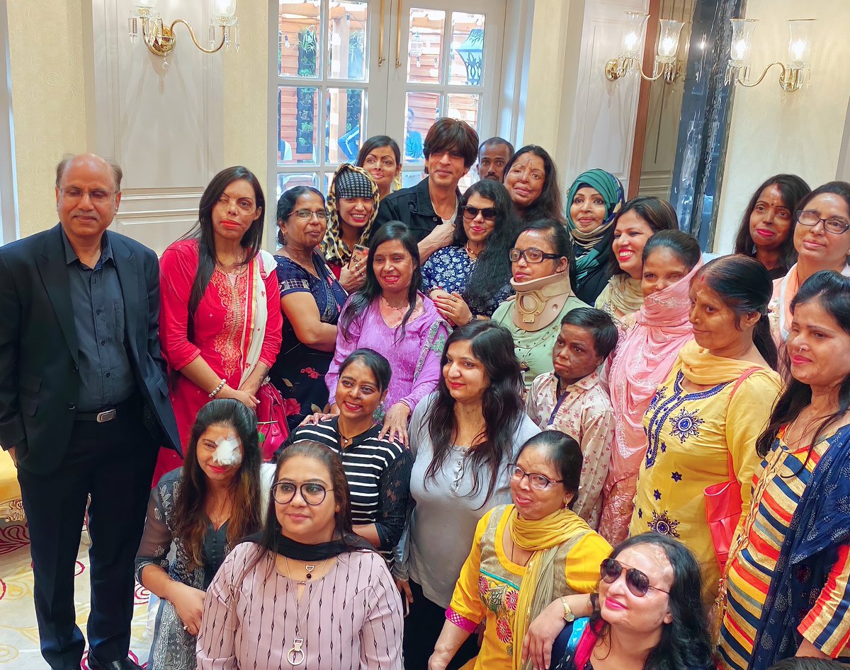 ishaa_SRKian's tweet photo. On Womenโs Day 2019, SRK's MEER Foundation launched initiative #ToGetHerTransformed to provide Corrective Surgeries for 50 BURNS and ACID ATTACK SURVIVORS. The whole month of March was dedicated to organise these surgeries.
https://t.co/WrF8NbgCrY