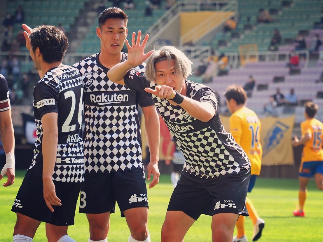 TReeeeN1's tweet photo. 錦鯉の長谷川さん！
我々が応援するヴィッセル神戸の熱い漢「菊池流帆」を見てください‼
︎今日の彼のゴールパフォーマンスです😂😂　#見た目で損してるぅ
@norinorimasa2 
@ryuupei4 https://t.co/Uki804p3kU