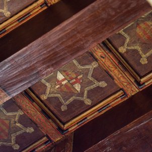 EnricJuliana's tweet photo. Apareix l'escut pintat més antic de la ciutat de Barcelona
(segle XIV). Dos pals per quarter. Encara recordo aquella ferotge campanya dels anys noranta, contra Maragall, que intentava fer veure que els dos pals eren franquistes: ergo, Maragall era còmplice del franquisme. https://t.co/vAGQj2bce0