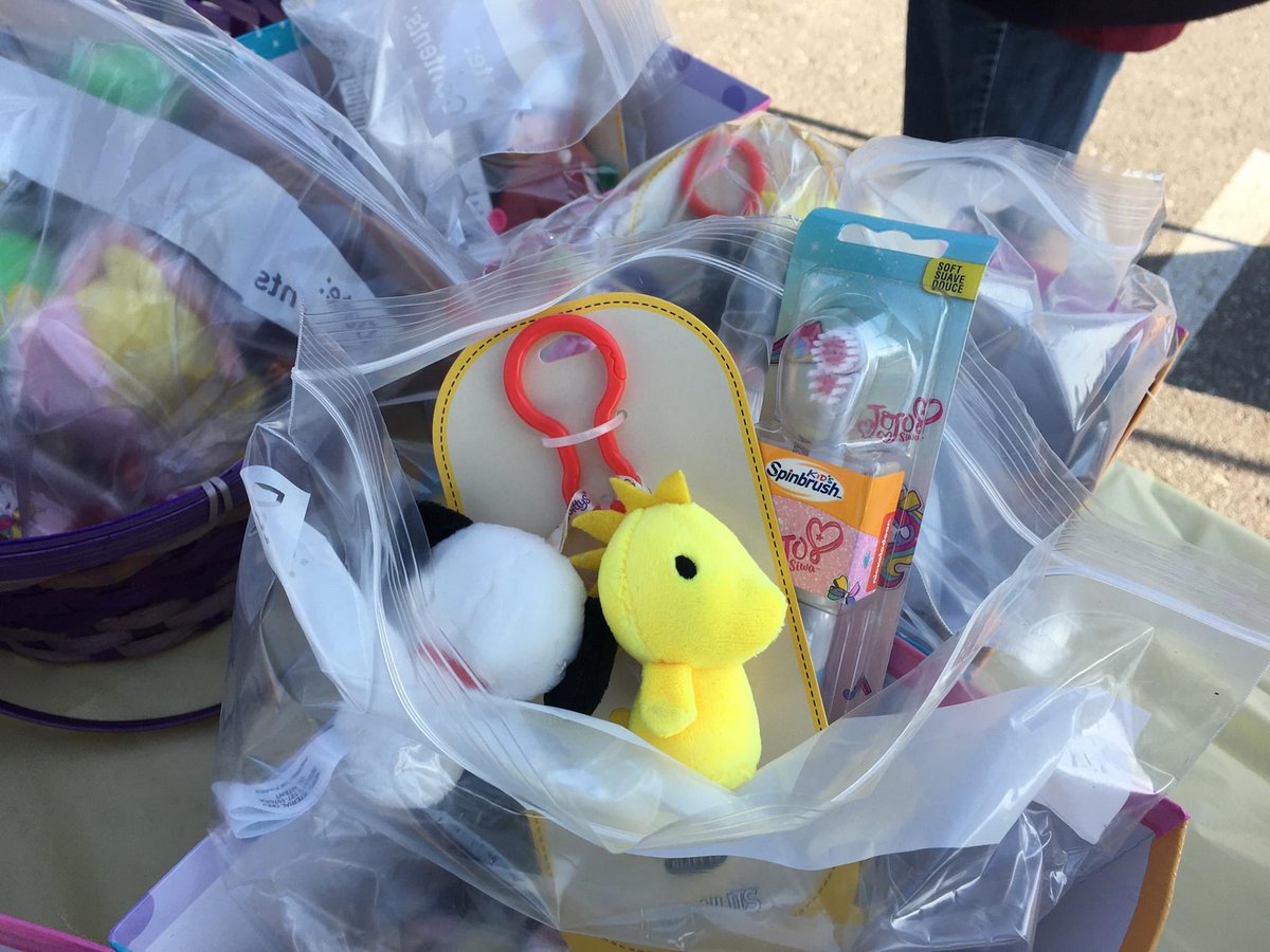 SwopeHealth's tweet image. Swope Health is so grateful to our community partners who provided much-needed donations for this event including:

Cleaning products
Personal hygiene items
Bags of food

Even Easter baskets!

#swopehealth #familyessentials #donations #firstsaturdays