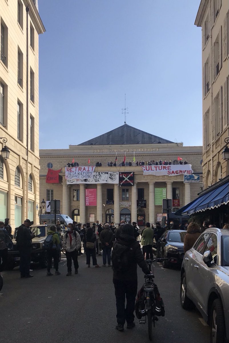 Ameliebe3's tweet photo. Tous les accès à  Odéon bloqués, impossible de passer sans carte de presse, CRS et BRAV en embuscade tout autour, plusieurs arrestations https://t.co/Pr4kHp7cY2