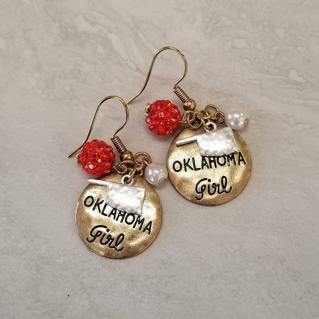 Oklahoma Girl. 😁👩‍🌾 

These charm earrings with hypoallergenic and nickel-free hooks are just $24.00. Claim your pair now before they even get added to our website!

#oklahomagirl #osucowboys #oklahomastateuniversity #gopokes #stillwaterok #stwok #jewelry #artisanjewelry