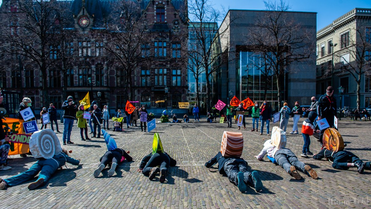 Extinction Rebellion organizes a Climate-Snail Race in front of the House of the Parliament, in The Hague.
💚💚💚 
© Romy Fernandez 
@NLRebellion 
#earthprotectors #photojournalism #savetheplanet #climatechange