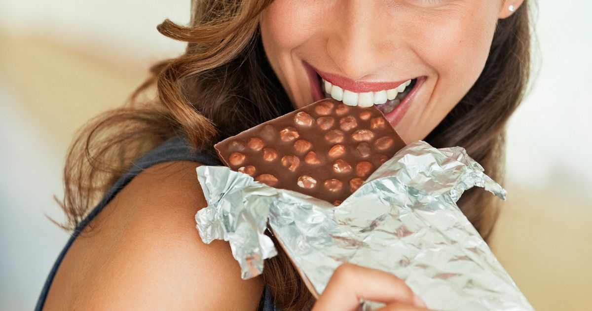 Шоколадки кушаем. Девушка в шоколаде. Девушка с шоколадкой. Девушка ест шоколад. Девушка ест шоколадку.