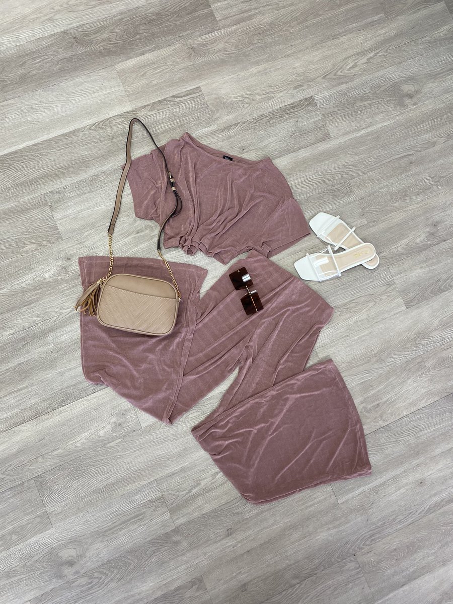 Stop by the shop today for your last min Easter Fits🐥💖 🛍
📍4935 w Glendale ave