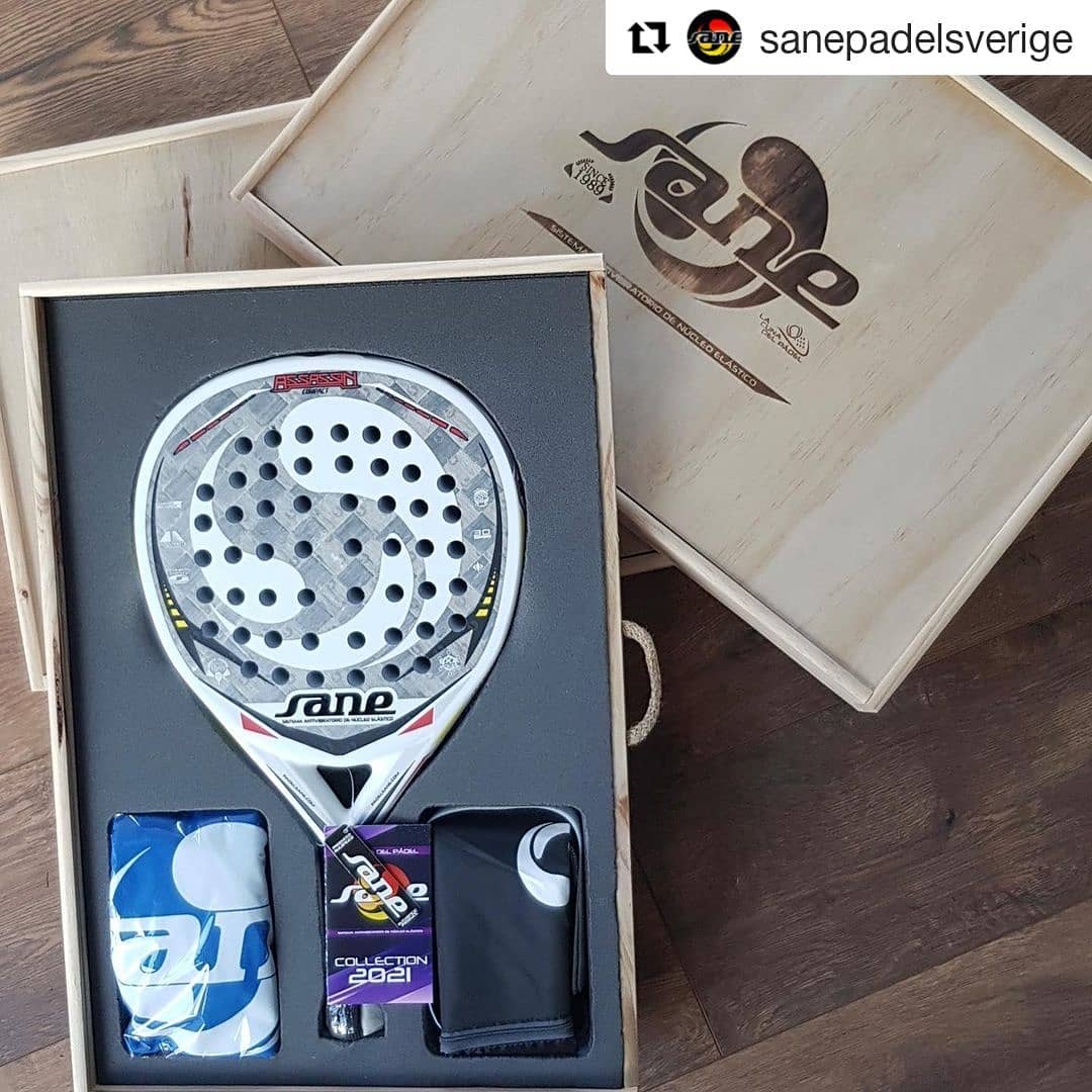 💯 PACKAGING DE LUJO 💯
.
❓¿Sabías que todas las palas de la SERIE PREMIUM de la colección 2021 vienen en una caja de madera edición limitada?

¡Esto es otro nivel!