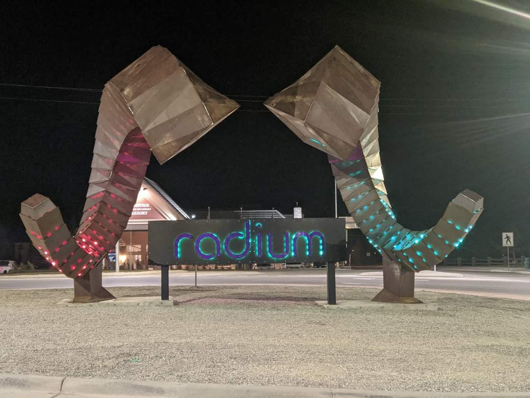 edgyerin's tweet photo. New sign at entrance to Radium > Edmonton sign.

Disclaimer: I am not in Radium. It was sent to me by a relative who lives there. https://t.co/D0OHPhDBy5