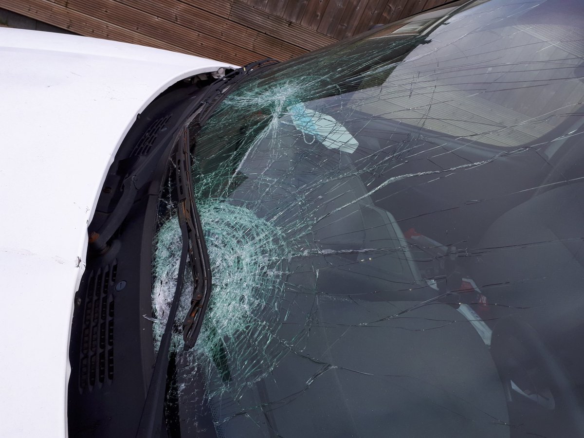 Pol_Baart's tweet photo. Als je je auto in deze toestand zo in een woonwijk, de #Zuidert te #Emmeloord in dit geval, achterlaat, krijgen wij hier vast een melding over.
Tip: of bij de #politie melden of een briefje achterlaten, dat het voertuig weggesleept gaat worden. https://t.co/EYWh9NTxMK
