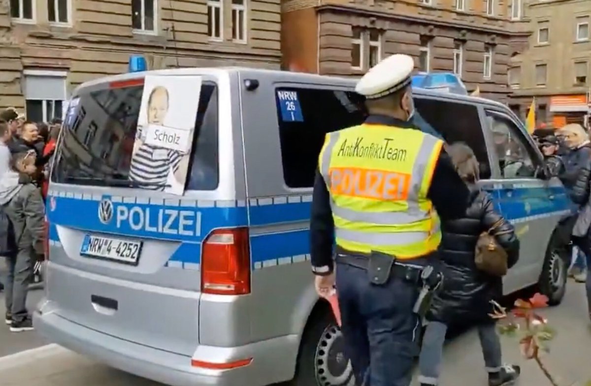 vonDobrowolski's tweet photo. Alles, was man bislang zu #s0304 sieht, bestätigt die Befürchtungen: Coronaleugner und Querdenker marschieren schamlos und störungsfrei, gleichzeitig setzt die Polizei Gegenprotestierende fest.
Ein armseliges Bild von einer nicht dazulernenden, politisch abwegigen Exekutive. https://t.co/TqXeSx0igA