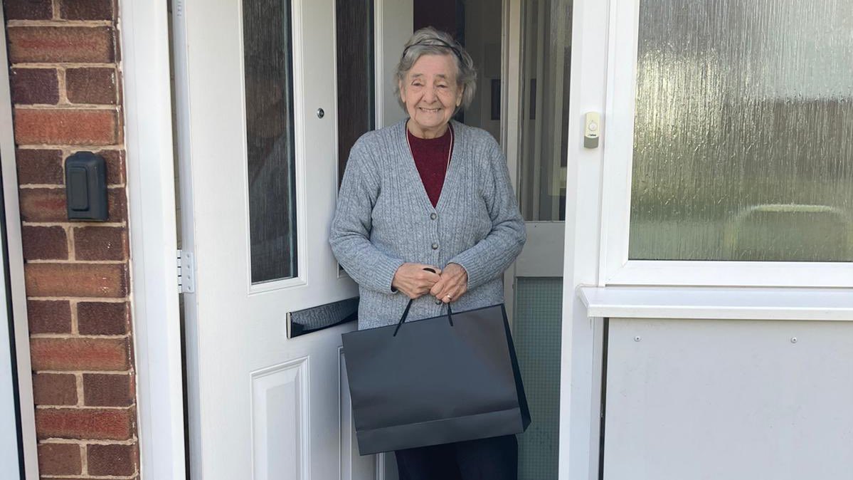 PVFCFoundation's tweet photo. Our staff and volunteers have been out and about delivering Easter Gifts to the participants of the #LonelinessProject.
Every week we make calls and garden visits to check in and make sure everyone is okay
#PVFC | @EFLTrust | @OfficialPVFC https://t.co/muByUSGSHN