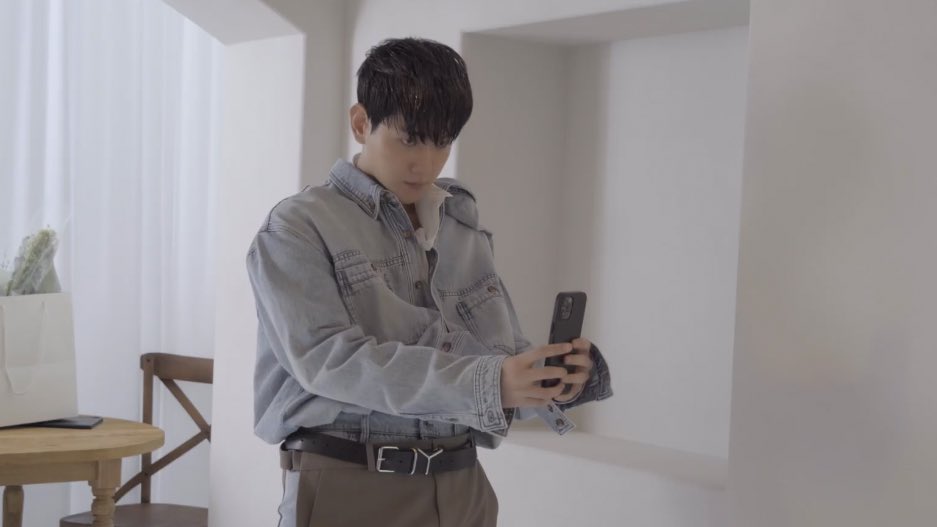bhyunsource's tweet photo. baekhyun taking photos on set ♡ https://t.co/MGZJB0an9w