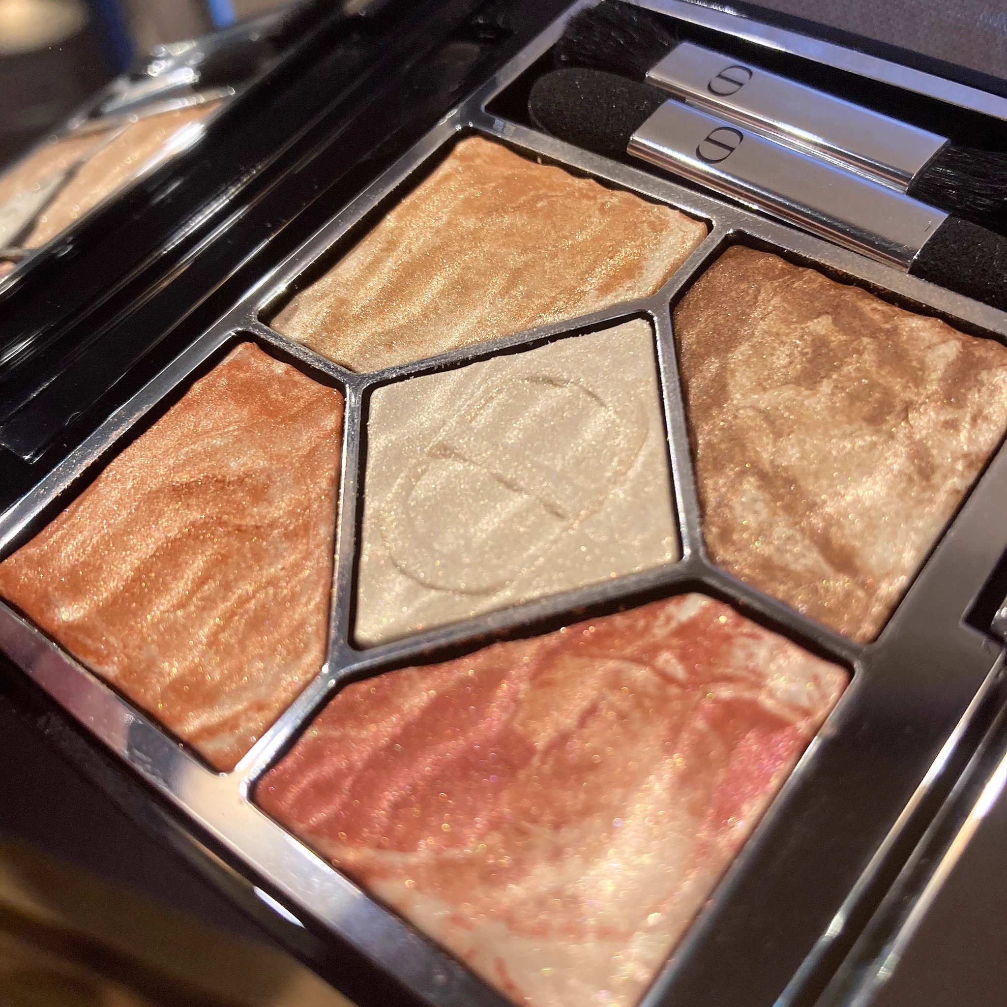 これからの季節にぴったりなDior「サンク クルール クチュール」！きれいな目元を作ってくれるよ