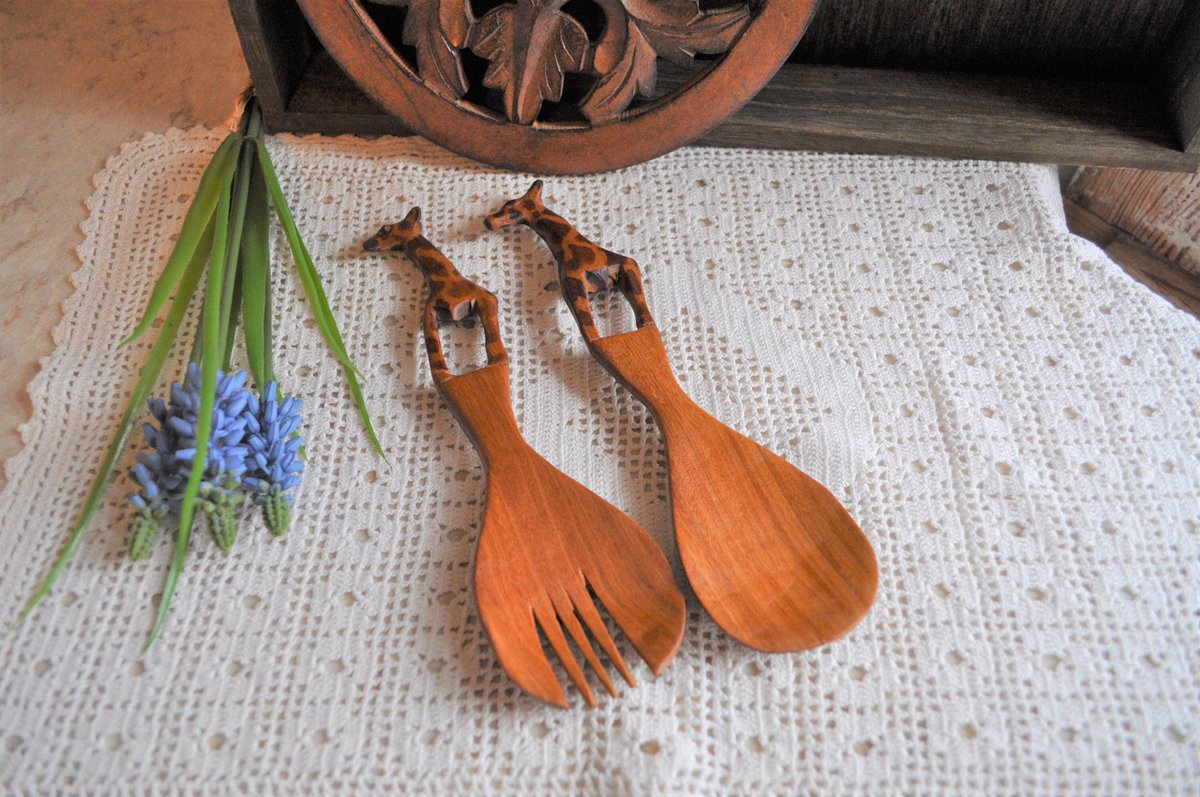 janntcoles1's tweet photo. Excited to share this item from my #etsy shop: Giraffe Salad Servers Small Hand Carved 8" #saladset #giraffe https://t.co/LUNcSp1Y2C https://t.co/5VQ8phTSwu