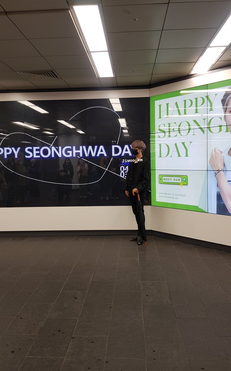 ProdBySeonghwa's tweet photo. Oh my god he is so handsome 😭 https://t.co/CdTjy631aS