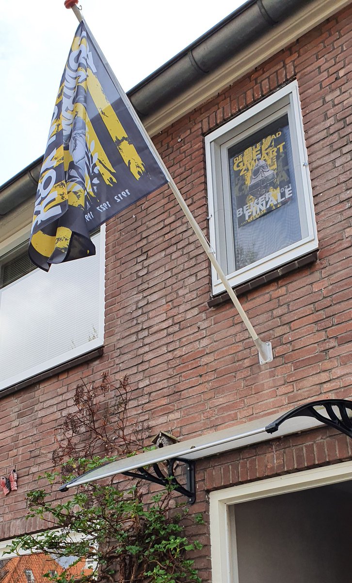 Hij hangt! #dehelestadgeelzwart