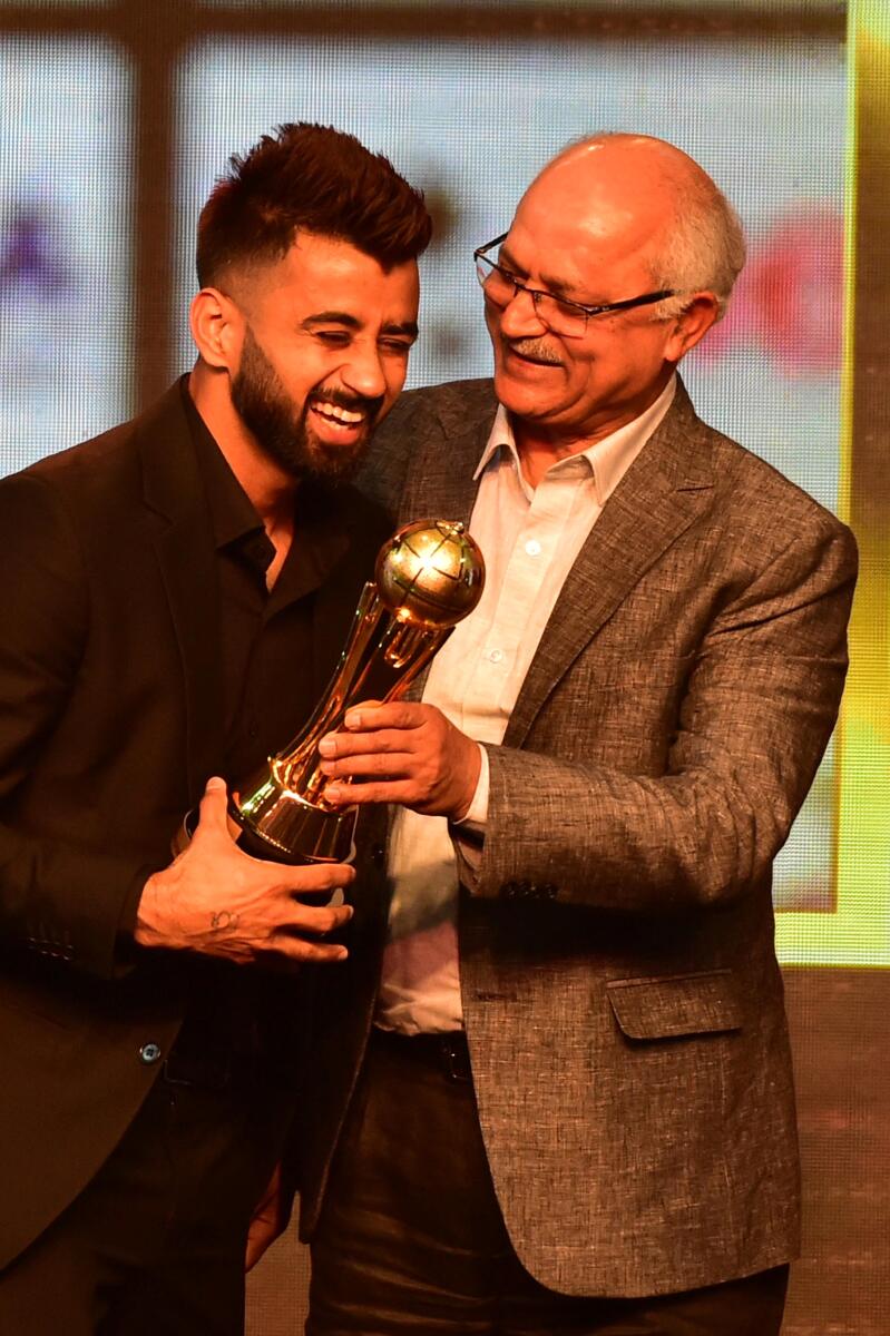 sportstarweb's tweet photo. 🏆 @manpreetpawar07 wins the Sportstar #AcesAwards2021 Sportsman of the Decade (Team Sport) for his performances with the Indian Men's hockey team. 

Two in two at the #AcesAwards for the Indian skipper. 

Details 👉 https://t.co/o0jz4mLBgs

#SportstarGoD | #GiantsOfTheDecade https://t.co/2jbnFsKevb