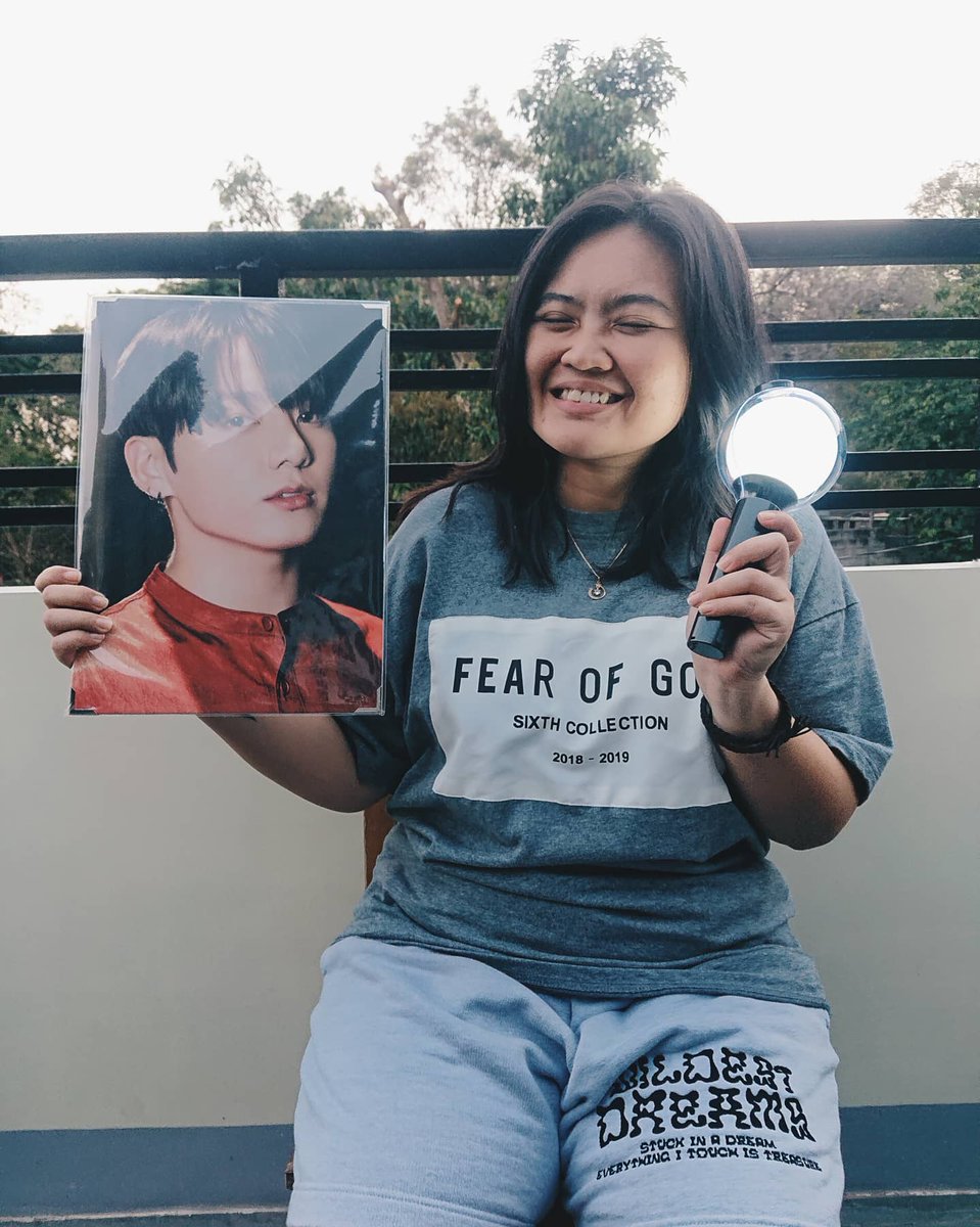 jk_l_mp's tweet photo. THANK YOU FOR MY FIRST EVER BTS LIGHT STICK AND FOR SENDING MY JUNGKOOK PREMIUM PHOTO 💜🥺😍💜 @imreadytoLetGo
@LazyBum3009
WHAT A SURPISE INDEED!!!
𝓽𝓱𝓲𝓻𝓽𝔂 𝓸'𝓬𝓵𝓸𝓬𝓴
.
.
.
.
.
.
.
#quarantinebirthday #BTSARMY #specialedition #btslightstick #chinggu https://t.co/NURdduPTVm