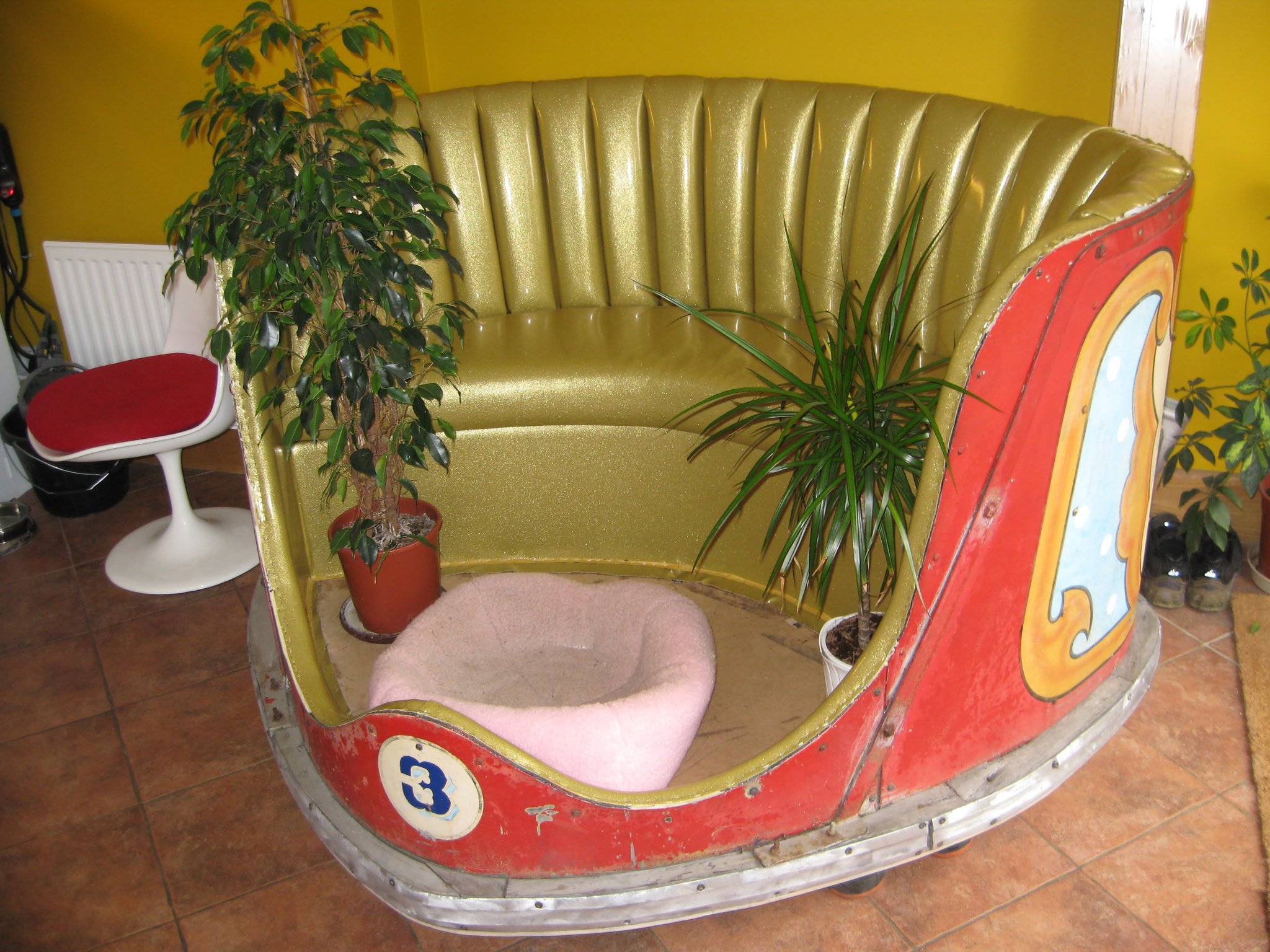 Jonny Smith on Twitter "My vintage funfair waltzer converted sofa is