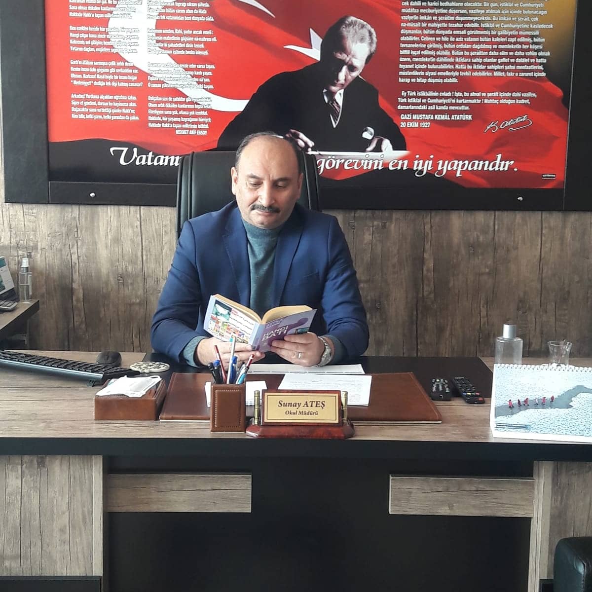 lutfibanusoglu's tweet photo. ÖĞRENCİLERİMİZ “KÜTÜPHANELER HAFTASI”NI OKUMA ETKİNLİĞİ YAPARAK KUTLADI.
Okulumuzda Kütüphaneler Haftasını kutlamak ve kitap okumanın önemine vurgu yapmak üzere okuma saati gerçekleştirildi. #KütüphaneHaftası #bursakitapokuyor https://t.co/41su0Z8czW