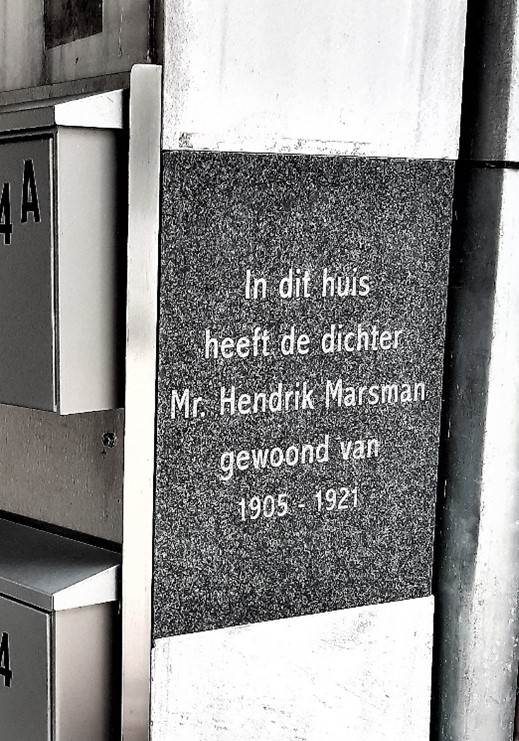 Hendrik Marsman woonde vanaf zijn geboorte in Zeist. Op het adres werd jarenlang een herdenkingsplaquette verborgen onder twee brievenbussen. Het zag er niet uit. Maar recent is hier een meer respectvolle situatie gecreëerd.
Zie zeistermagazine.nl/cultureelerfgo…