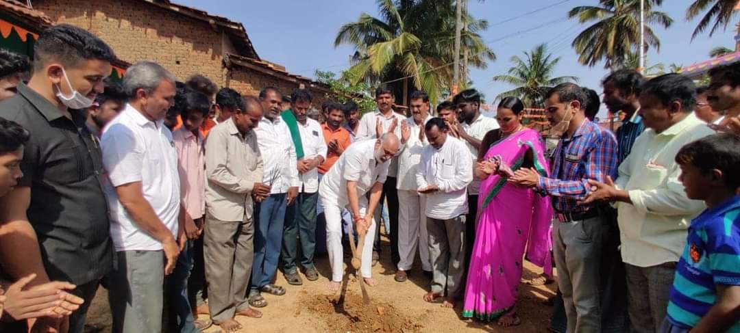 ShivaramHebbar's tweet photo. ಇಂದು ಮುಂಡಗೋಡ ತಾಲೂಕಿನ ಕೋಡಂಬಿ ಗ್ರಾಮ ಪಂಚಾಯತ ವ್ಯಾಪ್ತಿಯ ರಾಮಾಪುರ ಗ್ರಾಮದಲ್ಲಿ ಜಲ ಜೀವನ ಮಷಿನ್ ಯೋಜನೆ ಅಡಿಯಲ್ಲಿ ಮನೆ - ಮನೆಗೆ ಕಾರ್ಯಾತ್ಮಕ ನಲ್ಲಿ ನೀರು ಸಂಪರ್ಕ ಕಾಮಗಾರಿಗೆ ಅಡಿಗಲ್ಲು ಪೂಜೆ ನೆರವೇರಿಸಿ, ಕಾರ್ಯಕ್ರಮವನ್ನು ಉದ್ದೇಶಿಸಿ ಮಾತನಾಡಲಾಯಿತು.
#Mudgod | #ಮುಂಡಗೋಡ | #ಜಲಜೀವನಮಷಿನ್ | #ಕೋಡಂಬಿ | #ರಾಮಾಪುರ https://t.co/Ba6f7CtZHz