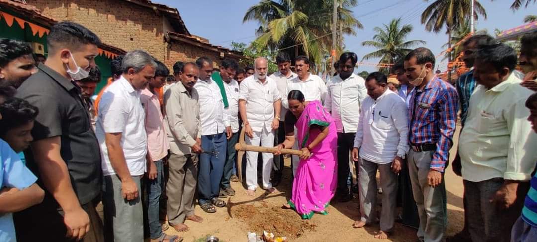 ShivaramHebbar's tweet photo. ಇಂದು ಮುಂಡಗೋಡ ತಾಲೂಕಿನ ಕೋಡಂಬಿ ಗ್ರಾಮ ಪಂಚಾಯತ ವ್ಯಾಪ್ತಿಯ ರಾಮಾಪುರ ಗ್ರಾಮದಲ್ಲಿ ಜಲ ಜೀವನ ಮಷಿನ್ ಯೋಜನೆ ಅಡಿಯಲ್ಲಿ ಮನೆ - ಮನೆಗೆ ಕಾರ್ಯಾತ್ಮಕ ನಲ್ಲಿ ನೀರು ಸಂಪರ್ಕ ಕಾಮಗಾರಿಗೆ ಅಡಿಗಲ್ಲು ಪೂಜೆ ನೆರವೇರಿಸಿ, ಕಾರ್ಯಕ್ರಮವನ್ನು ಉದ್ದೇಶಿಸಿ ಮಾತನಾಡಲಾಯಿತು.
#Mudgod | #ಮುಂಡಗೋಡ | #ಜಲಜೀವನಮಷಿನ್ | #ಕೋಡಂಬಿ | #ರಾಮಾಪುರ https://t.co/Ba6f7CtZHz