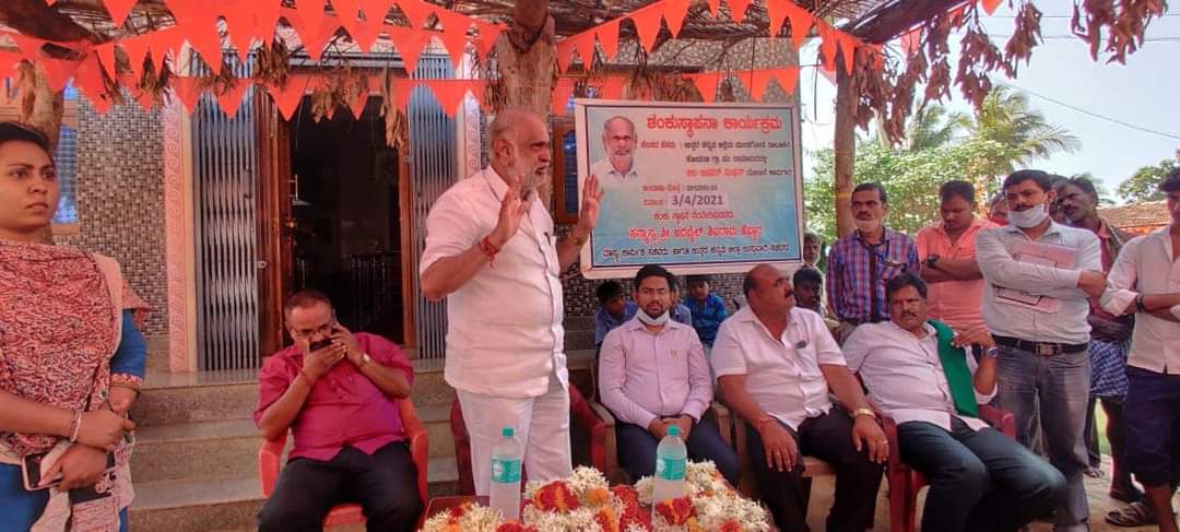 ShivaramHebbar's tweet photo. ಇಂದು ಮುಂಡಗೋಡ ತಾಲೂಕಿನ ಕೋಡಂಬಿ ಗ್ರಾಮ ಪಂಚಾಯತ ವ್ಯಾಪ್ತಿಯ ರಾಮಾಪುರ ಗ್ರಾಮದಲ್ಲಿ ಜಲ ಜೀವನ ಮಷಿನ್ ಯೋಜನೆ ಅಡಿಯಲ್ಲಿ ಮನೆ - ಮನೆಗೆ ಕಾರ್ಯಾತ್ಮಕ ನಲ್ಲಿ ನೀರು ಸಂಪರ್ಕ ಕಾಮಗಾರಿಗೆ ಅಡಿಗಲ್ಲು ಪೂಜೆ ನೆರವೇರಿಸಿ, ಕಾರ್ಯಕ್ರಮವನ್ನು ಉದ್ದೇಶಿಸಿ ಮಾತನಾಡಲಾಯಿತು.
#Mudgod | #ಮುಂಡಗೋಡ | #ಜಲಜೀವನಮಷಿನ್ | #ಕೋಡಂಬಿ | #ರಾಮಾಪುರ https://t.co/Ba6f7CtZHz