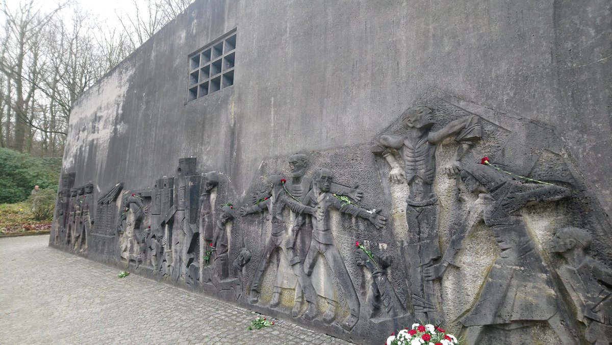 antifa_linke's tweet photo. Zuvor sind sie mit Stacheldraht gefesselt und schwer misshandelt aus der der Gestapo Zentrale in Hörde, der Steinwache und aus umliegenden Städten mit LKW's in die #Bittermark und den #Rombergpark gebracht worden. https://t.co/CXiM3rmz5n