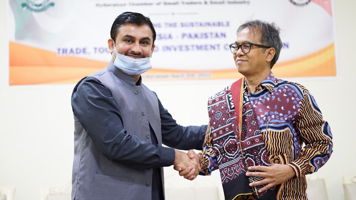 asifmemon1980's tweet photo. Presenting Sindhi Ajrak to Honourable Counsil General Indonesia  Mr Herian Yuliansy Ali in the Occassion for the Promotion of Trade &amp; Tourism by Counsulate General of Republic of Indonesia. https://t.co/6DaSwulHIm