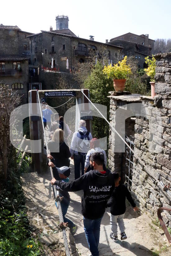 El #Collsacabra engega una prova pilot per regular l'accés de visitants i evitar #aglomeracions. Els alcaldes critiquen la manca d'ajudes de les administracions superiors: "Estan menystenint la Catalunya interior" <a href="/rupitipruit/">Rupit i Pruit 🎗</a> <a href="/ajesquirol/">Ajuntament Esquirol</a> ow.ly/vr4O50EfRyw