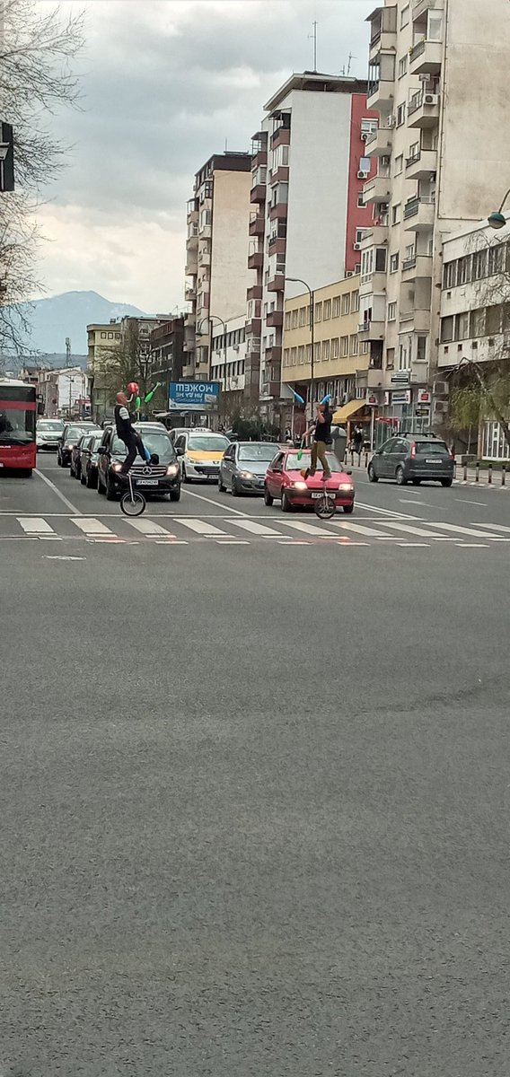 Момциве не развеселија.