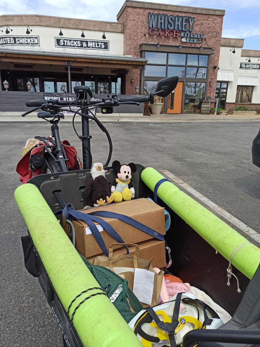 carlitecarfangs's tweet image. #30DaysOfBiking Day 2: Daycare plus more errands than usual. 
-UPS
-Easter festivities from @whiskeycakeokc, @katiebugsokc, and @CurbsideOKC Flowers
-@LivelyBeerworks for friends, 6-Packs and treats from Bui&apos;s Breads, a favorite local baker.

#BikeLocalShopLocal
#CargoBikeFamily