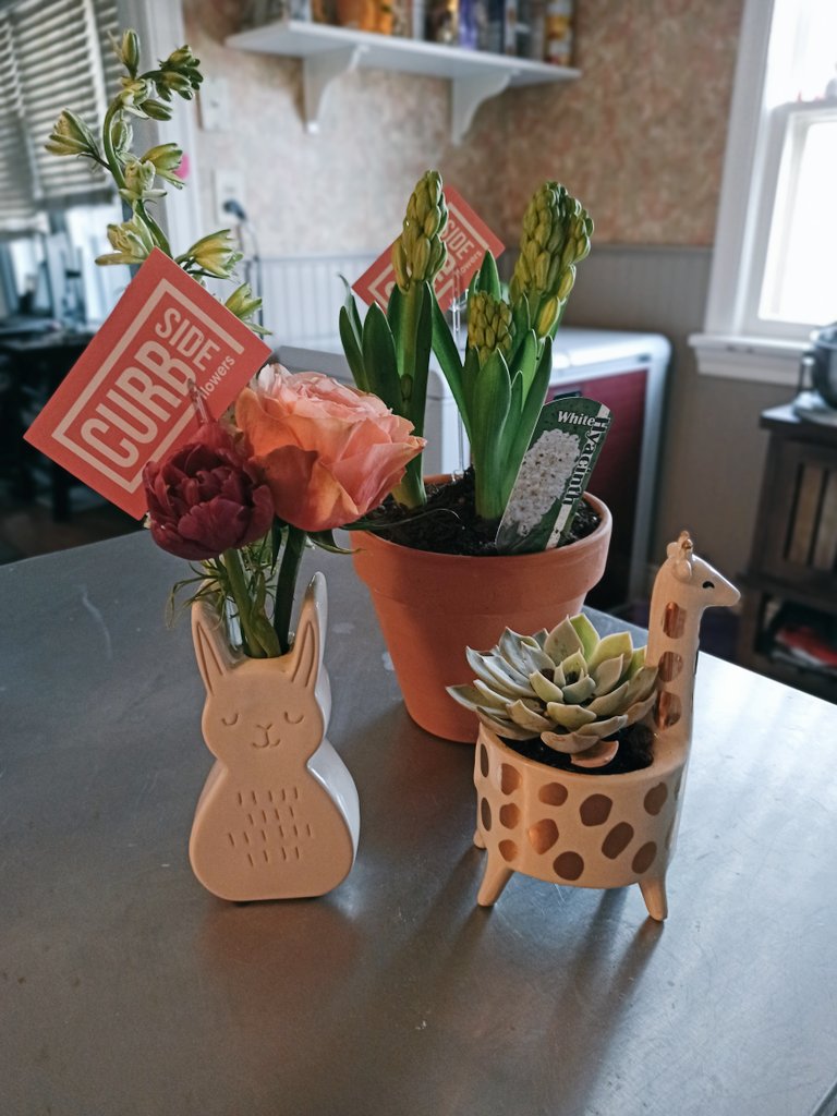 carlitecarfangs's tweet image. #30DaysOfBiking Day 2: Daycare plus more errands than usual. 
-UPS
-Easter festivities from @whiskeycakeokc, @katiebugsokc, and @CurbsideOKC Flowers
-@LivelyBeerworks for friends, 6-Packs and treats from Bui&apos;s Breads, a favorite local baker.

#BikeLocalShopLocal
#CargoBikeFamily