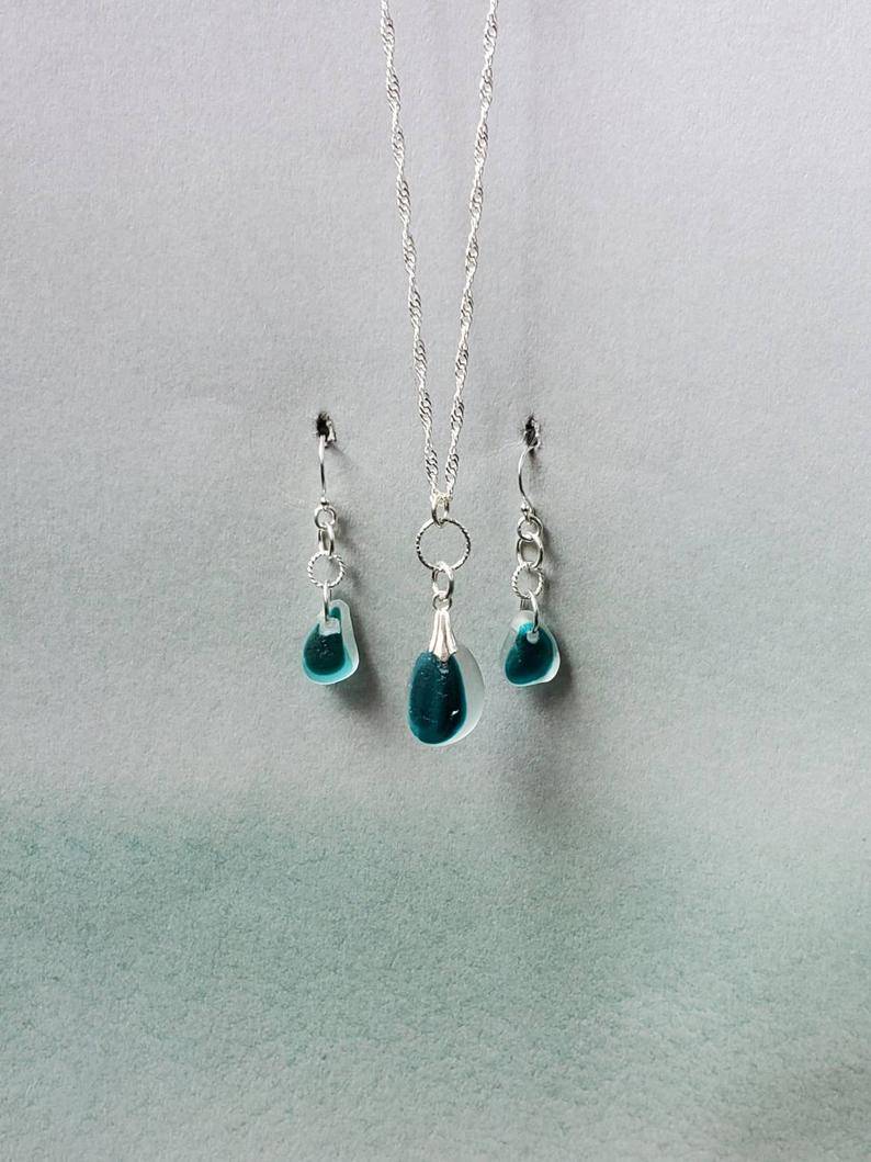 RT @saltedbayonet A #Seaham set of #handmade, genuine teal #seaglass & sterling silver earrings and matching #seahamseaglass necklace. etsy.com/listing/972306… #seaglassjewelry #genuineseaglass #surftumbled #tealseaglass #surftumbled #seahamglass #handmadejewelry #seaglassearrings