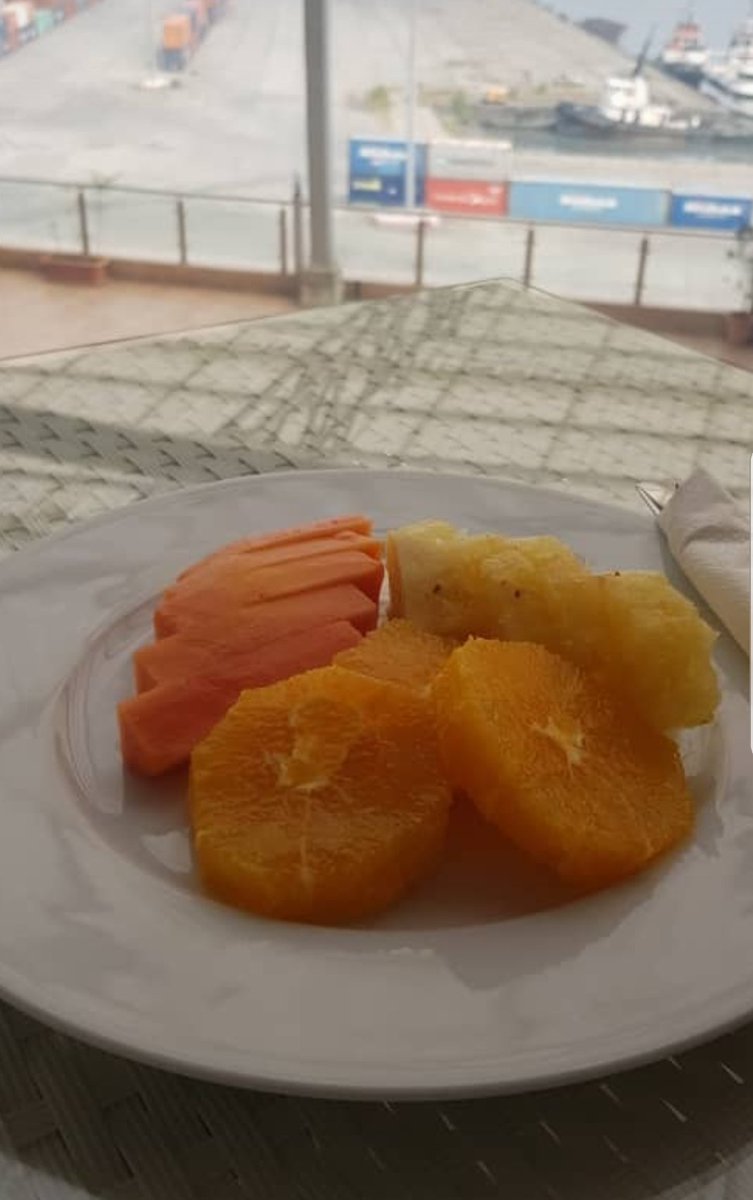 El sabor natural de las frutas de #GuineaEcuatorial desde una terraza con vistas al mar. Descubre más en nuestros hoteles con vista al mar en hotelypunto.com #Candyvistapuerto #Hotelpanafrica #SofitelMalabo