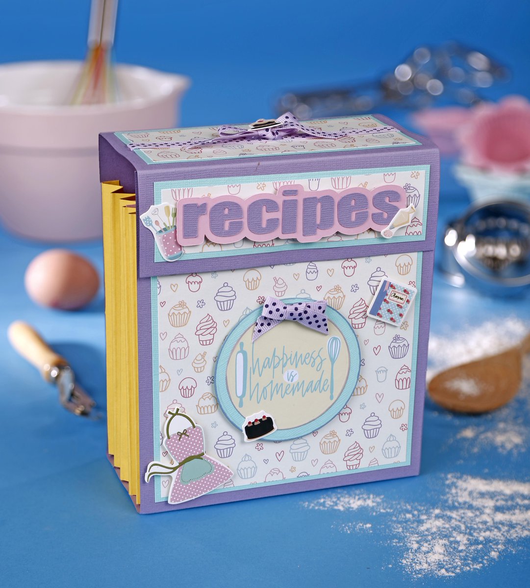 ⭐ Papercraft Essentials Magazine #197 ⭐
Mel Jess has pulled out all the stops for this fab series of makes with a cookie holder in the shape of a rolling pin, a cupcake oven gift box, a recipe card holder and more!
Grab yours now: bit.ly/2P0wzk