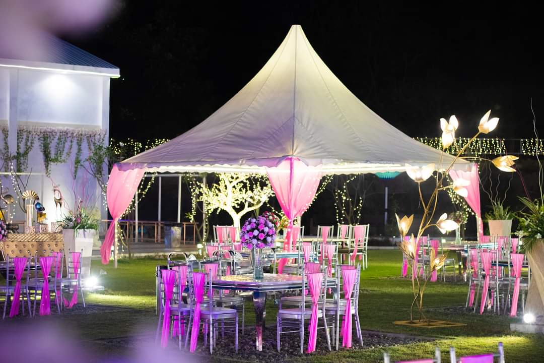 TheSolitaireDDN's tweet photo. Experience the most beautiful day of your life at the most stunning venue  #TheSolitaireFarms  
#ANewHope2021  #ASolitaireWedding 

For any information, you can call us at +91-9719165651
🌐 https://t.co/Bnk1OcfTjD

#SafeCelebrations #fairytalewedding #wedding #decoration https://t.co/KP3apAbUo9
